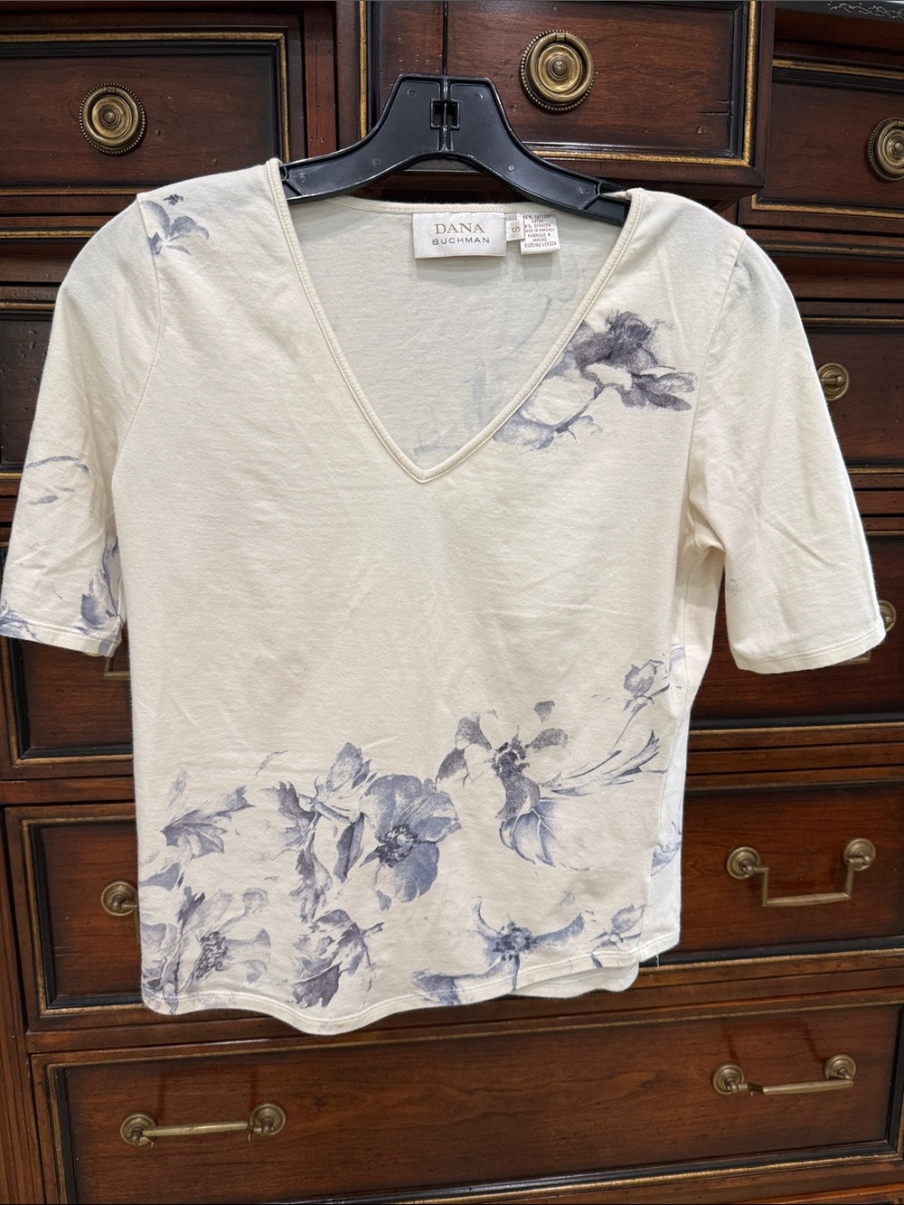 Dana Buchman Cream Short Sleeve V-Neck Top with Blue Floral Print